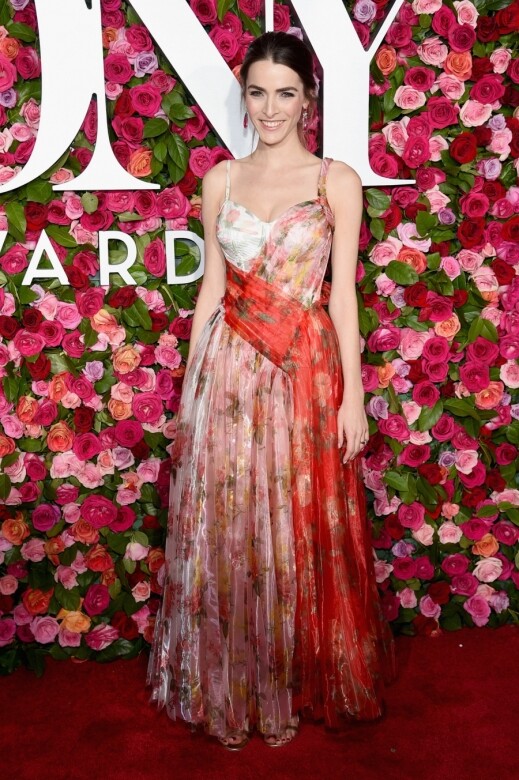 3. 春日花裙2018年的Tony Awards紅地氈上，Bee Shaffer穿上拼布花朵圖案吊帶晚裝，與背