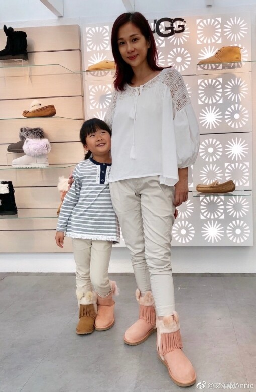 文頌嫻偶爾也會有女兒一起出席活動，這次兩母女一起出席UGG鞋履品牌