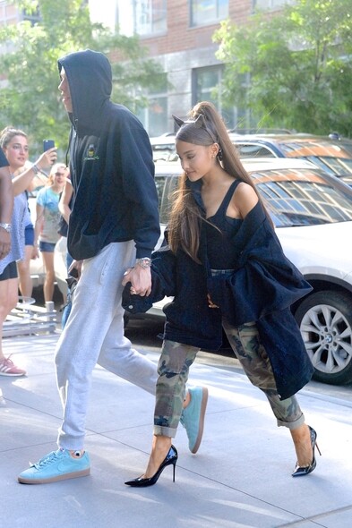 同一類的穿搭在台下都適用，Ariana Grande以跌膊外套露出貼身背心，下身的顯高