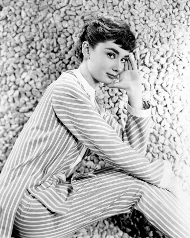 Audrey Hepburn愛穿間條，中性簡約的間條套裝，再配一頭乾淨短髮，也是柯德莉夏萍