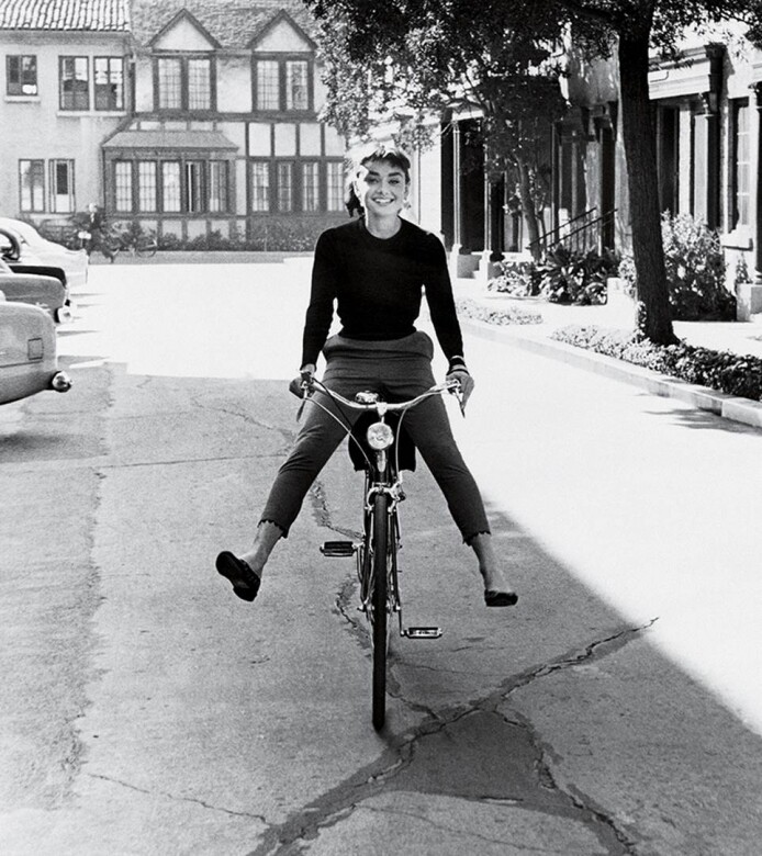 柯德莉夏萍是穿褲裝的fashion icon，貼身四腳骨吊腳褲就彷如她的標誌一樣，而