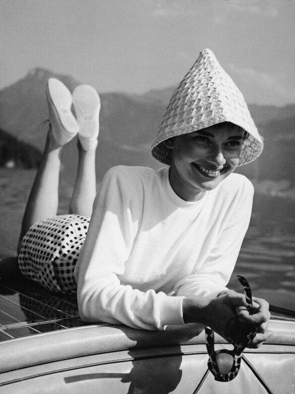 小小的白尖頂帽讓柯德莉夏萍變成活靈活現的時尚精靈。1952年，拍攝於瑞