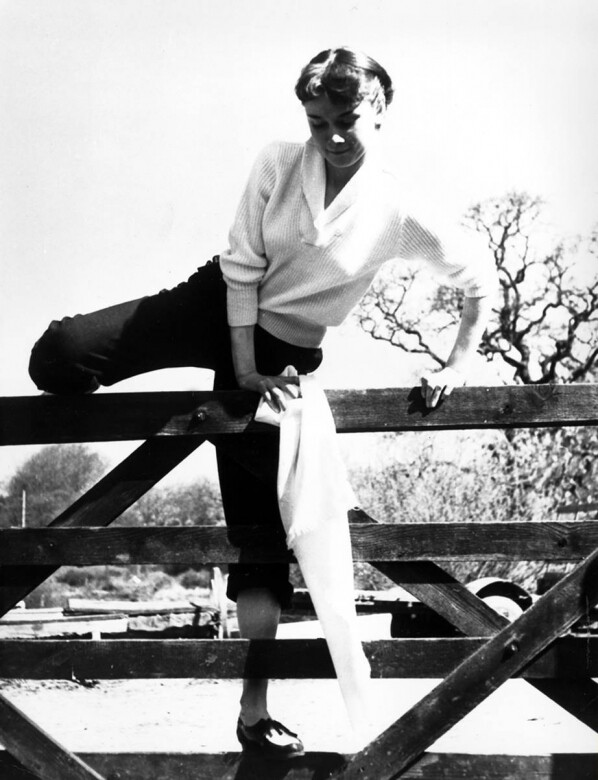 黑拼白色的tomboy穿搭與柯德莉夏萍的率性成為絕配。1951年，拍攝於德國。