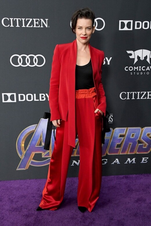 黃蜂女Evangeline Lilly穿上鮮紅色中性套戲出席紅地毯。