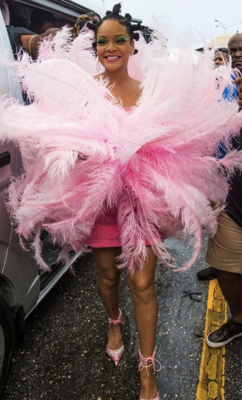 Rihanna回到家鄉巴巴多斯(Barbados)的傳統節日Crop Over嘉年華，衣着出位的她今年穿上