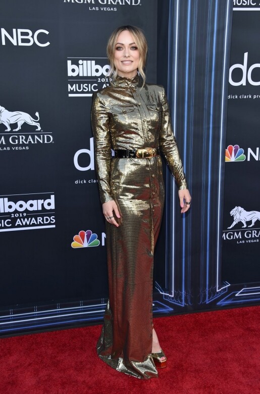 Olivia Wilde 金屬色長袖晚裝來自Ralph Lauren。