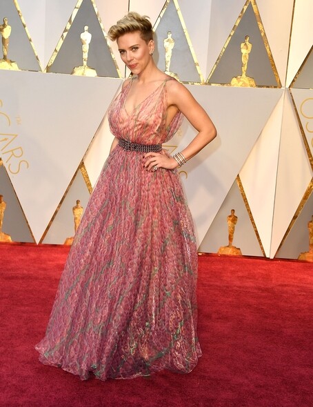Scarlett Johansson都有選穿極度女性化服裝的時候，像這身仙氣十足的花卉圖案透薄