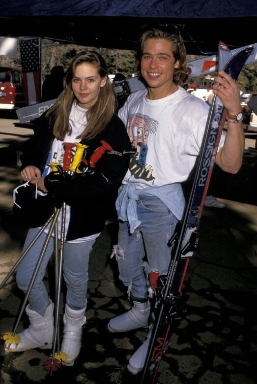 白Tee與淺洗水牛仔褲，Shalane McCall與Brad Pitt於1988年的滑雪情侶裝。