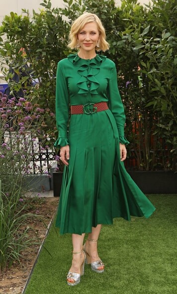Gucci綠色連身裙，領口、袖口都有ruffles裝飾，搭配雙G logo編織腰帶，這樣穿的姬蒂