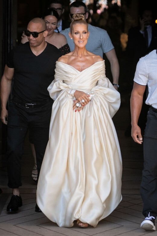 看到Celine Dion穿起這襲Alexandre Vauthier的象牙白色禮服，場面有如女王出巡！