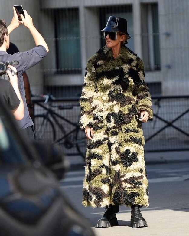 Celine Dion身穿迷彩長絨大衣，天后的時尚日常就是如此自在。
