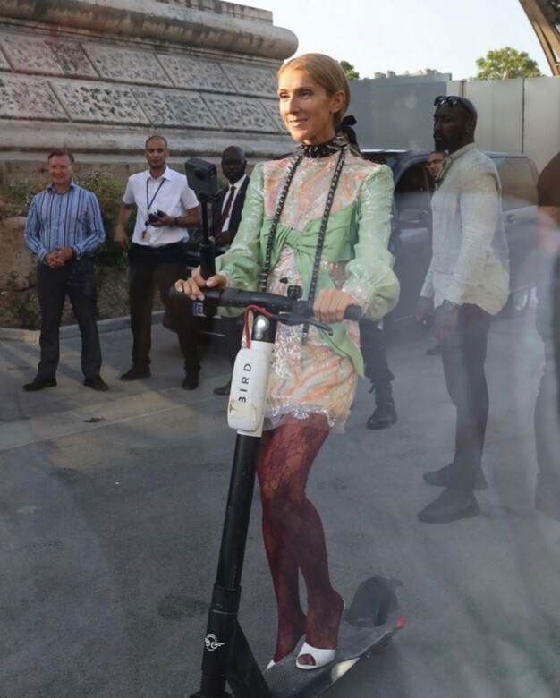 Celine Dion全身宮廷風喱士裝扮，騎電動車悠哉逛起巴黎鐵塔，完全沒有天后架