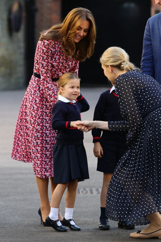 首天開學可能令小公主有點緊張，當校長與她握手之後，小公主明顯有一點害羞