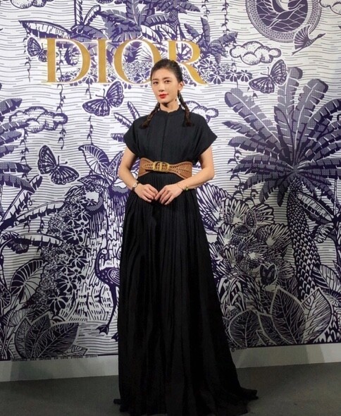賈靜雯最近頻頻亮相Dior活動，以粗腰帶點綴平淡的黑裙，塑造出腰線與超
