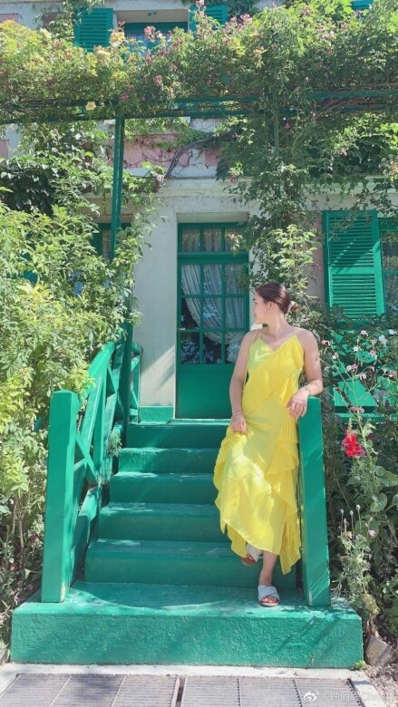 而大女兒Yasmine的鮮黃裙吊帶連身裙與翠綠的周邊十分相襯，顯得更加青春