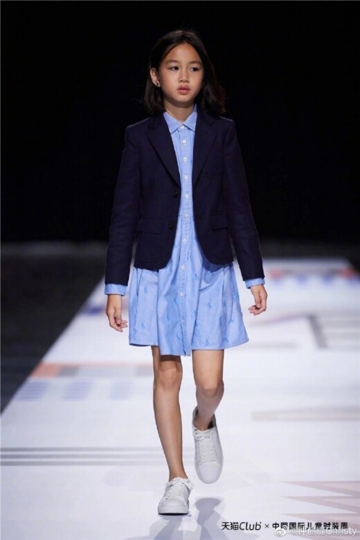 張凱琳Cayla雖然只得9歲，但是走在舞台上展現出成熟一面，穿上淺藍色恤
