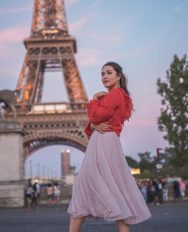 Yasmine 穿起雪紡長裙很有女人味，在浪漫的巴黎鐵塔下留下了這美麗一幕，盡