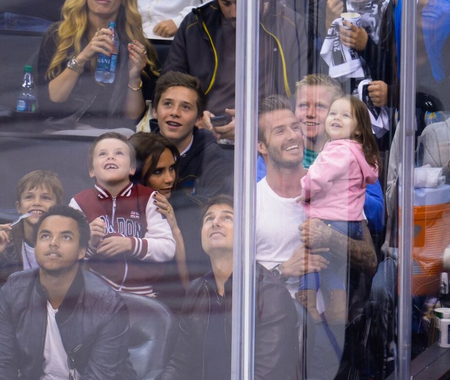 親民隨性的家庭穿搭2013年一家人到洛杉磯看冰上曲棍球（NHL）比賽。