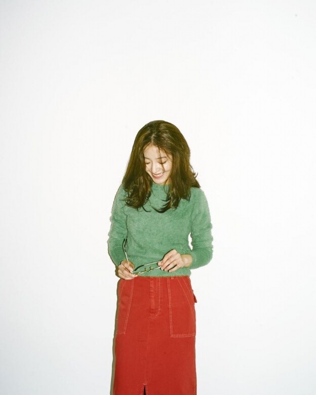 綠色的冷衫搭配紅色的半截裙 ，鮮豔的造型令李世榮非常搶眼之餘，亦增