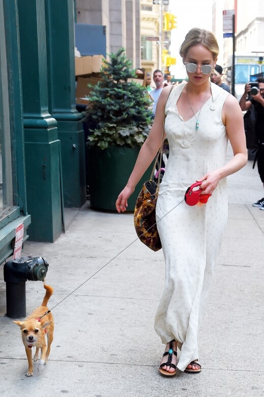 Jennifer Lawrence以一身白色長裙遛狗，看起來簡約而能塑造出波希米亞的風情