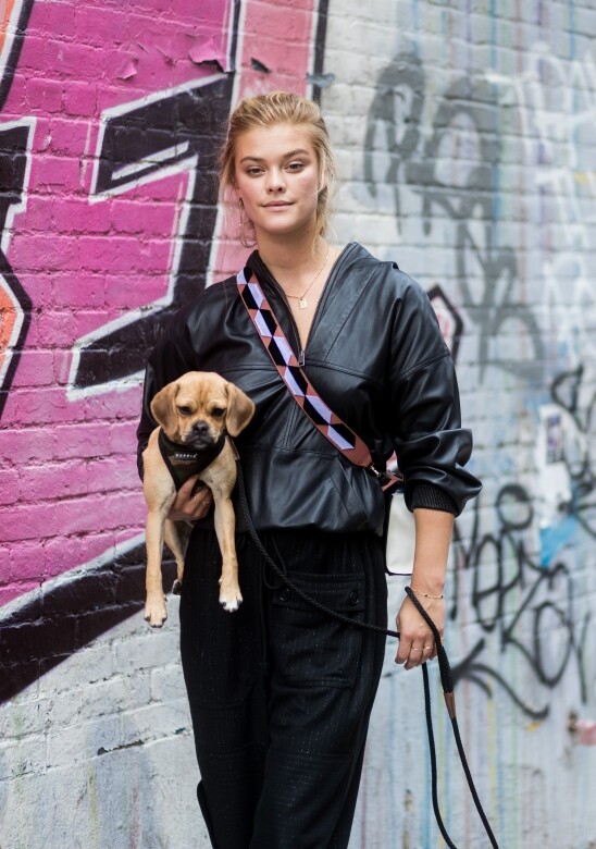 Nina Agdal在曼哈頓街上與小狗散步，全黑的造型全靠質地取勝