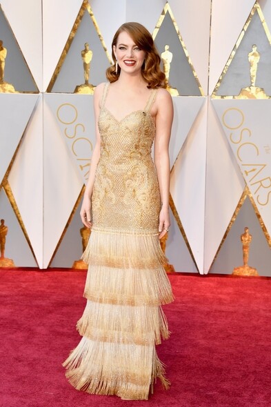 Emma Stone去年在奧斯卡所穿的Givenchy黃金戰衣，心形胸口設計、貼身剪裁與流蘇裙