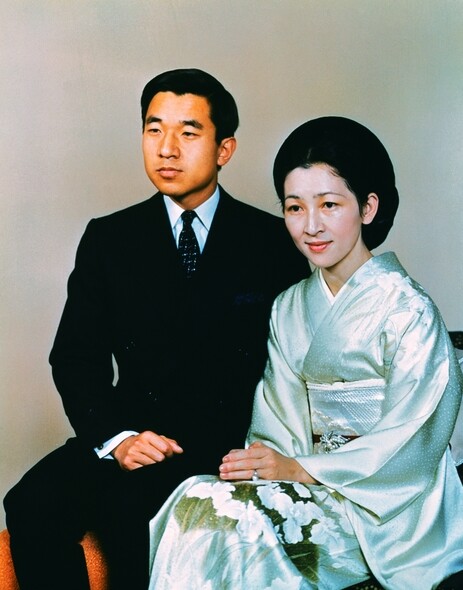 多得明仁天皇的爸爸昭和天皇批准，兼調停外界的反對聲，令美智子在1959