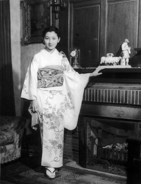 自小獲父母培育為上流社會名媛的美智子，有著日本傳統女性的不屈不