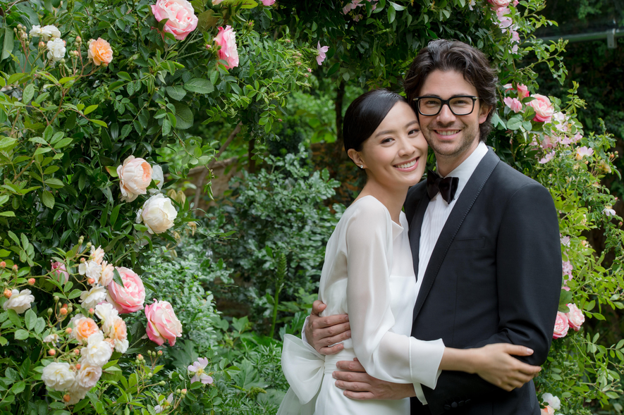 陳法拉身穿米蘭設計師度身訂造的一套白色簡約典雅的婚紗與丈夫Emmanuel