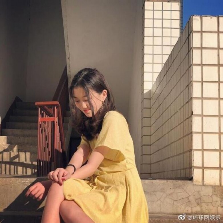 李嫣在instagram分享了這張少女味十足的穿搭照，淡黃色連身裙穿出了她的清
