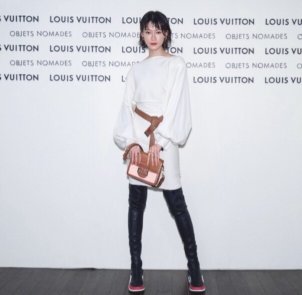 泡泡袖船領連身裙是Louis Vuitton設計中較為平凡的款式，但廖子妤穿長靴形波