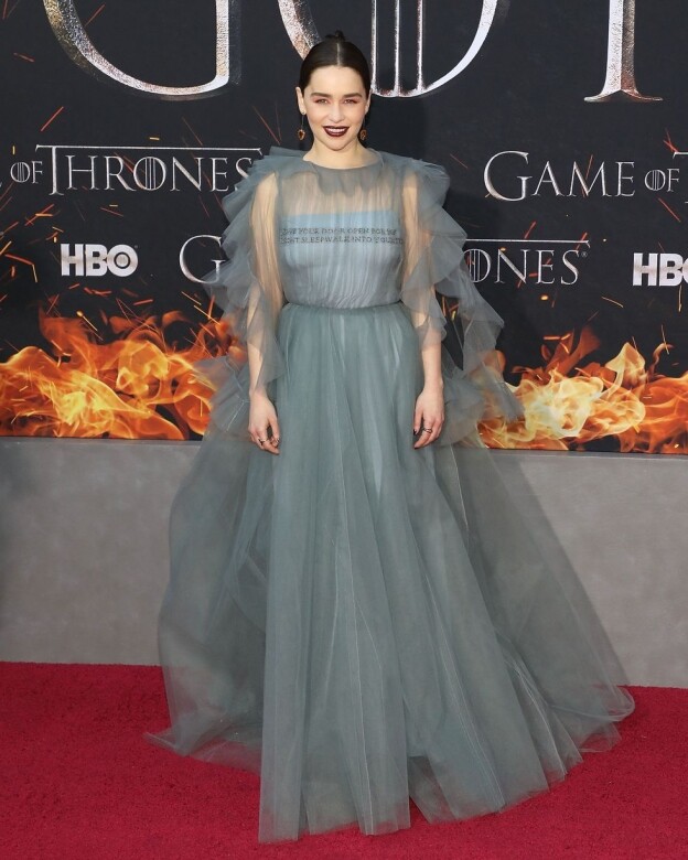 《權力遊戲》（Game of Thrones）Emilia Clarke 「龍母」Daenerys Targaryen穿上華麗荷葉邊飾晚裝出席。