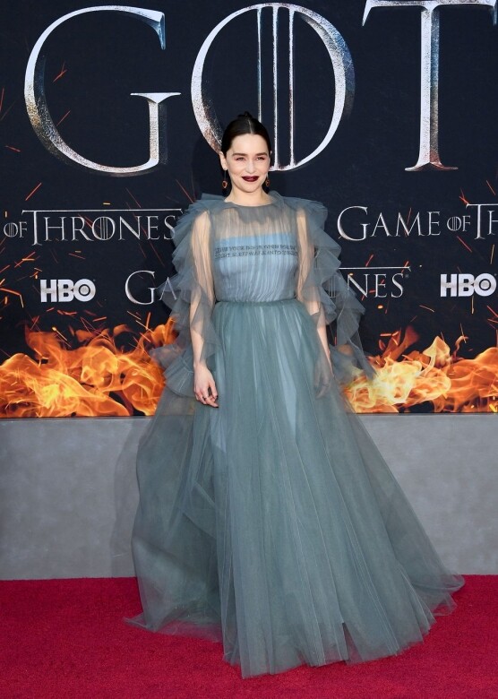 Emilia Clarke雖然不高，但身材比例卻很不錯，即使是全件以透視為主的晚裝裙也