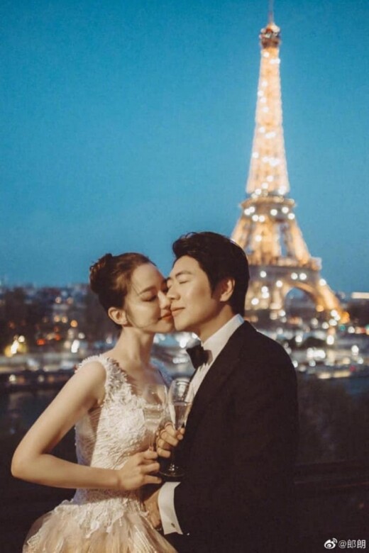 結婚照在巴黎取景，在醉人的巴黎鐵塔景色下，Gina Alice精緻的臉溫柔地靠近