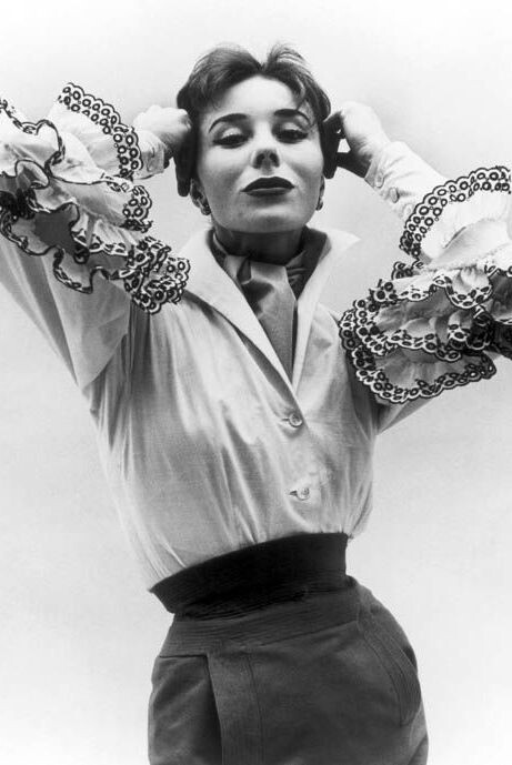 在1952年，Givenchy展示了他的首個系列。作為他的好友，模特兒Graziani穿著以她為名的