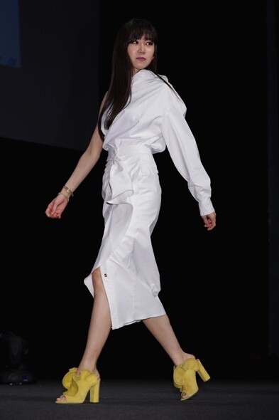 另一個上衣配半截裙的全白造型，上身的單肩剪裁與立體裙襬，配呼應半