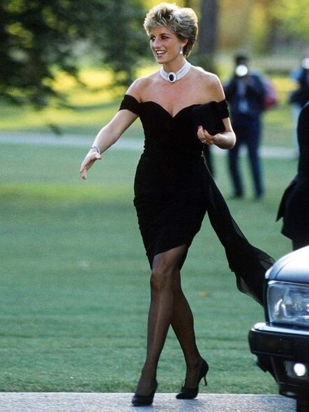 1994年6月戴安娜王妃以Christina Stambolian的露肩貼身連身裙出席 Serpentine Gallery。
