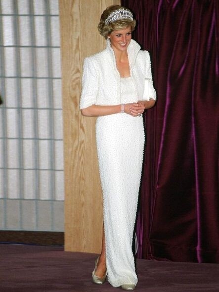 她於1989年11月穿着Catherine Walker長晚裝裙和同系列的小外套來到香港的文化中