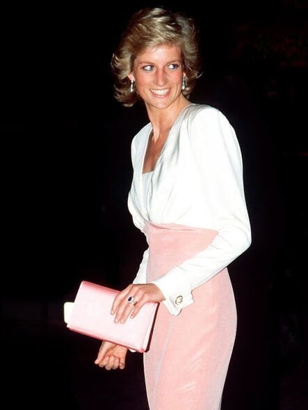 1989年7月戴安娜王妃穿著同樣來自Catherine Walker的這套粉紅拼白色連身裙到Coliseum