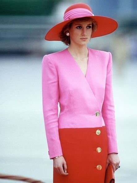 1989年戴安娜王妃到訪Kuwait時，她換上Catherine Walker鮮豔亮麗的套裝。
