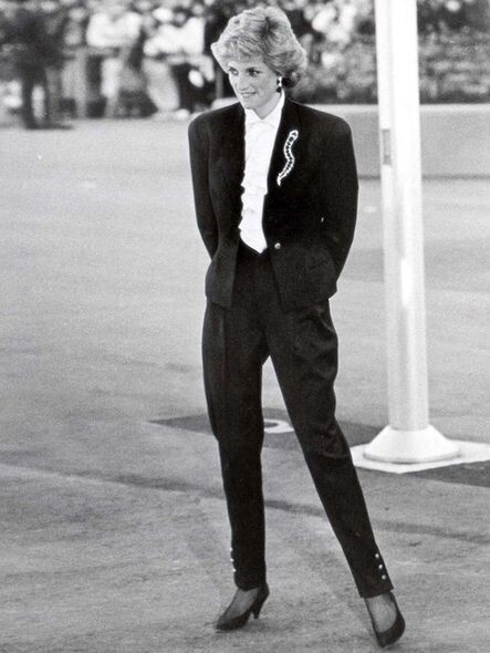 1986年到訪Canada時以這身中性的西裝外套搭長褲套裝現身。