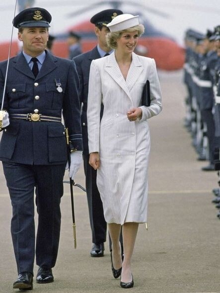 1985年她穿上出自Catherine Walker的設計到訪Raf Wittering。