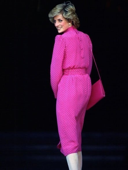1985年她穿上Donald Campbell設計的桃紅色波點連身裙到訪羅馬。