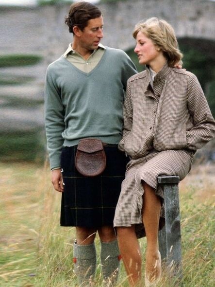 戴安娜王妃於1981年到Balmoral度蜜月時，則換上一身樸素中性的Bill Pashley格子套裝。