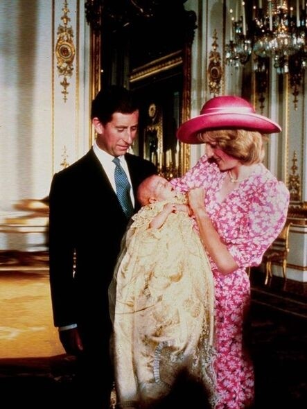 查理斯王子和「紅粉緋緋」的戴安娜王妃出席威廉王子的1982年於Buckingham宮殿舉