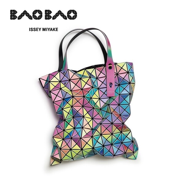 香港女生非常喜愛的Bao Bao系列，其實是品牌的一個意外之作。手袋上的膠