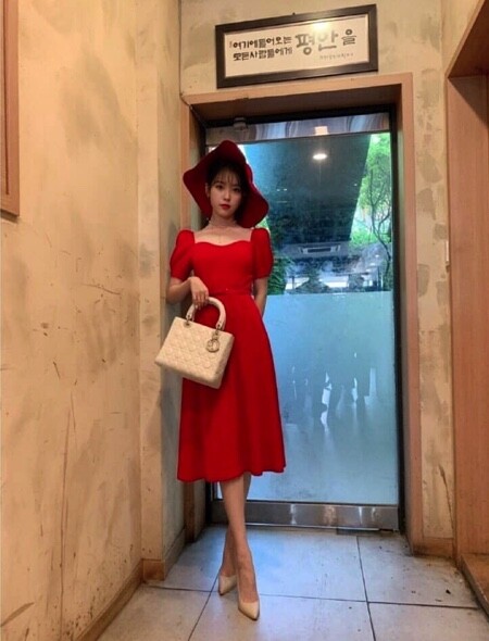 IU的戲服多以one piece為主，紅色公主袖連身裙，以同色闊邊帽、白色Lady Dior手袋