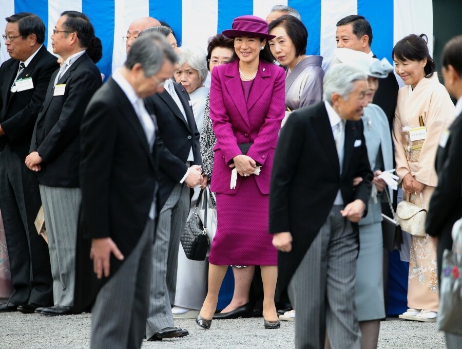 在2015年的國民文化祭，當時是皇太子妃的雅子穿上一套紫色套裝配上珍