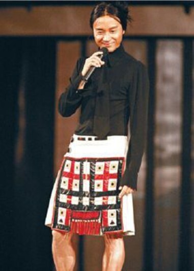 而在2000年哥哥張國榮的《熱．情》演唱會上，Jean Paul Gaultier為哥哥所造的13套歌衫，其