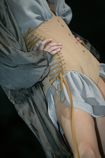 Jean Paul Gaultier對男女胴體有獨特的迷戀和看法，他喜歡用各種的服裝剪裁來突